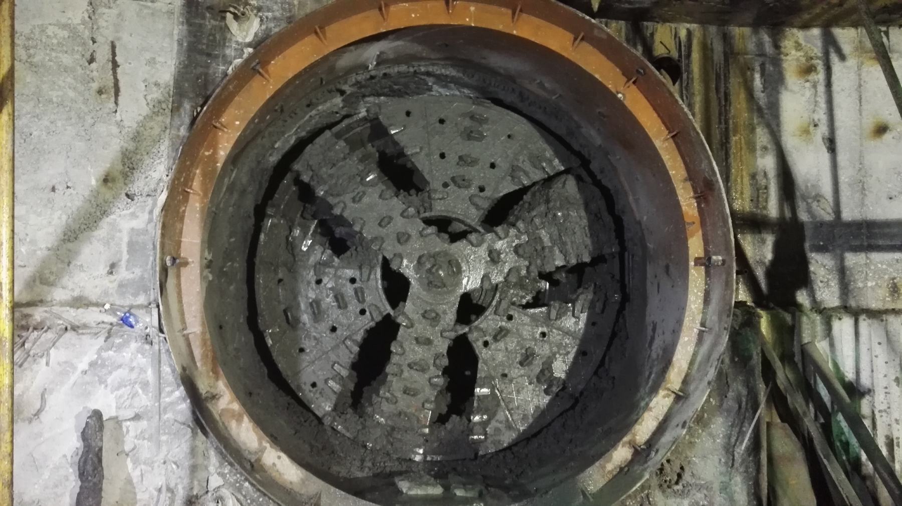 閔奉原水支線工程穿越黃浦江段頂管順利貫通