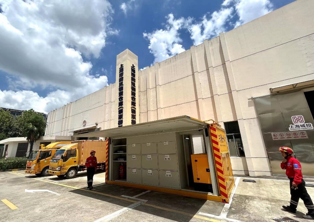 “雙開門”智能應急集裝箱、可“接龍”超1公里移動排水泵車——上海規(guī)模最大防汛物資倉庫里全是寶