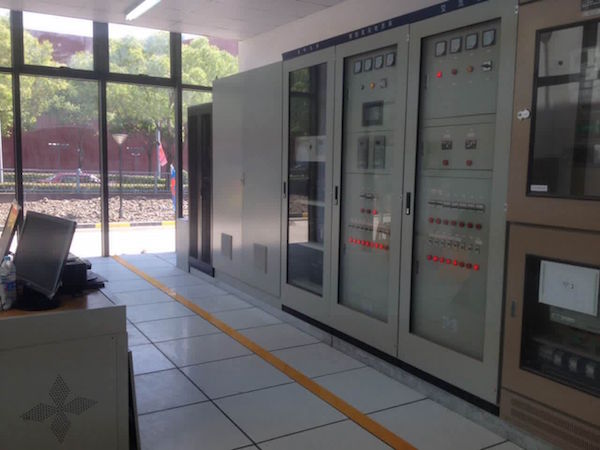 57998df8526f0.jpg 龍華機(jī)場泵站中控室.jpg